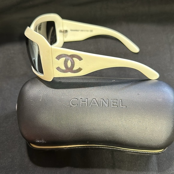 Glasses in excellent condition $250 plus shipping - Picture 3 of 5